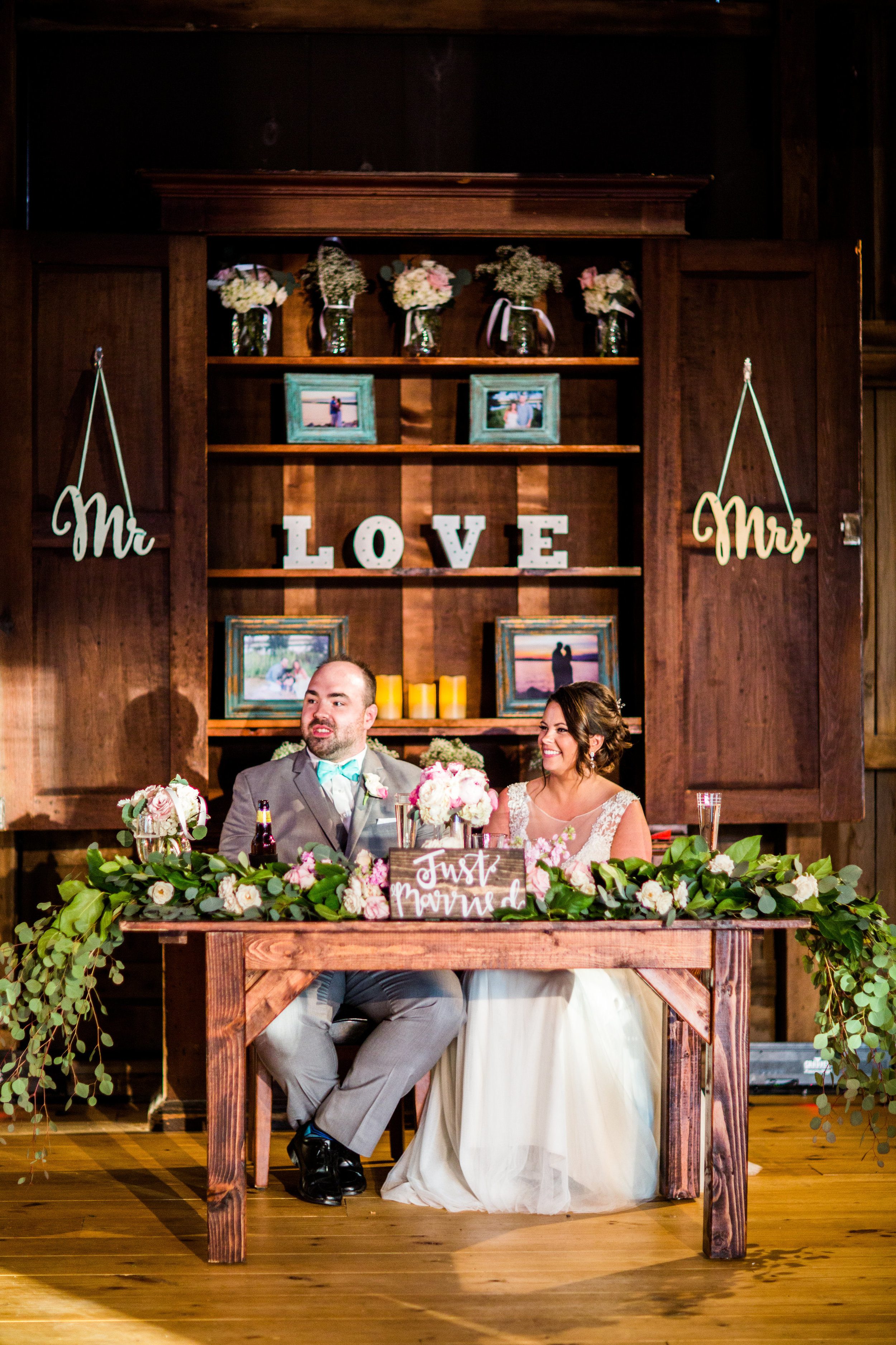 A sweetheart table at beautiful Riverside on the Potomac, Photography by KayPea.&nbsp;